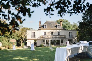 Outdoor banquet area - Villa Clairemaison – Luxury Estate 40 Minutes from Paris with pool, tennis & SPA (La Queue-les-Yvelines)