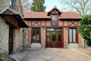 Exterior detail - Villa Clairemaison – Private French Estate with Pool, Spa & Tennis near Paris (La Queue-les-Yvelines)