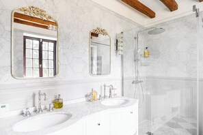 Dusche, Haartrockner, Handtücher, Seife