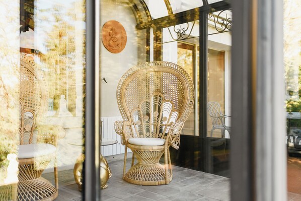 Exterior detail - Villa Clairemaison – Luxury Estate 40 Minutes from Paris with pool, tennis & SPA (La Queue-les-Yvelines)