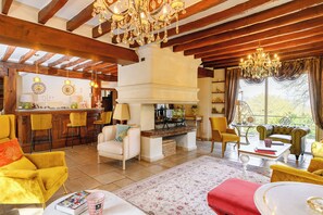 Interior - Villa Clairemaison – Luxury Estate 40 Minutes from Paris with pool, tennis & SPA (La Queue-les-Yvelines)