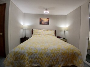 1 dormitorio, tabla de planchar con plancha, wifi y ropa de cama