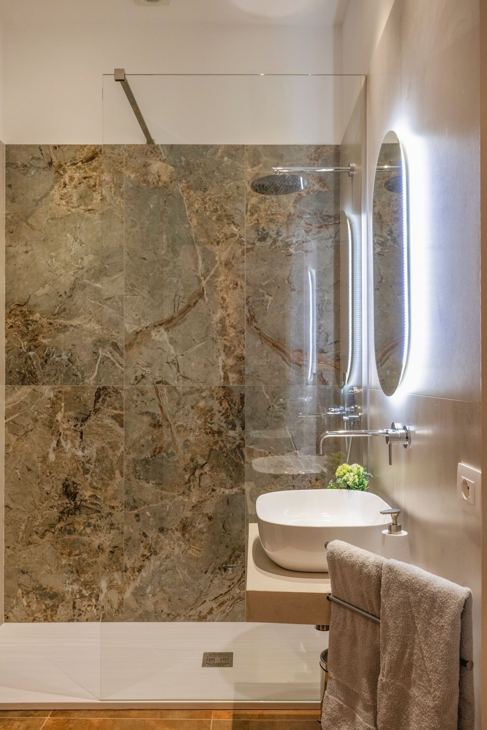 Chambre Deluxe, balcon | Salle de bain | Douche, articles de toilette gratuits, sèche-cheveux