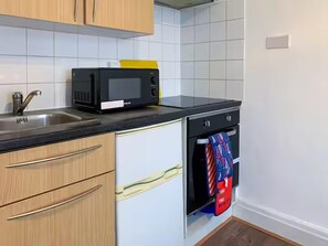 電冰箱、微波爐、烤箱、爐台