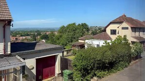 Un barrio residencial con casas, un garaje rojo y una vista despejada del paisaje circundante.