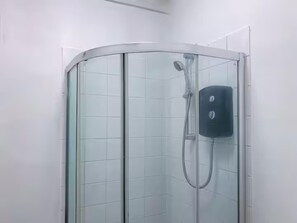 Een douche, een haardroger, handdoeken