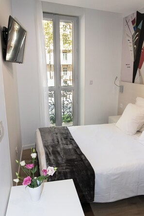 Een kluis op de kamer, geluiddichte muren, een strijkplank/strijkijzer