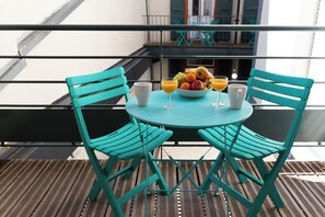 Deluxe tweepersoonskamer, balkon, uitzicht op de binnenplaats | Een kluis op de kamer, geluiddichte muren, een strijkplank/strijkijzer