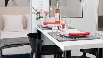 Caja fuerte, sistema de insonorización, tabla de planchar con plancha