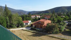Zona residencial con casas, una carretera y montañas al fondo.