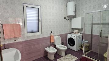 Douche, sĂšche-cheveux, bidet, serviettes fournies