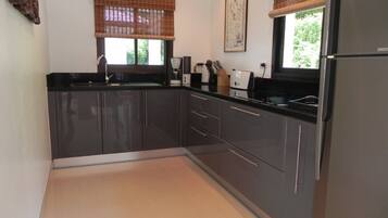 Kokeplater, oppvaskmaskin og kjøkkenutstyr