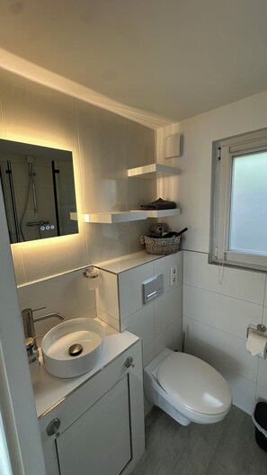 Douche, sèche-cheveux, serviettes fournies, savon