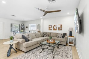 智能電視、足球機、書籍