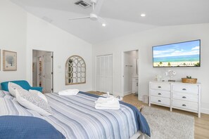 3 Schlafzimmer, Schreibtisch, Bügeleisen/Bügelbrett, Reisekinderbett