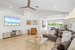 Smart-tv, böcker och kontor