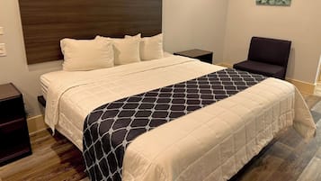 Escritorio, cortinas blackout y tabla de planchar con plancha