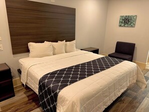Desk, blackout curtains, iron/ironing board, free WiFi - Garden Inn Express (Humble)
