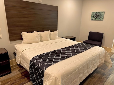 Escritorio, cortinas blackout y tabla de planchar con plancha