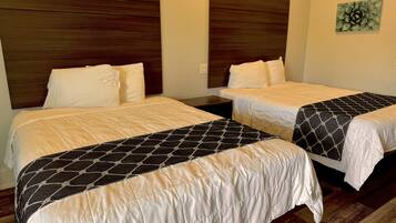 Escritorio, cortinas blackout y tabla de planchar con plancha