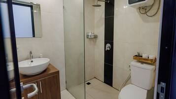 Sèche-cheveux, serviettes fournies, savon, papier toilette