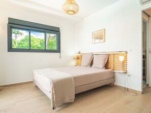 4 bedrooms, travel cot, WiFi, bed sheets