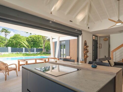 Villa Kassav beau jardin espace apéro et piscine miroir proche des plages