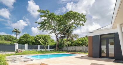 Villa Kassav beau jardin espace apéro et piscine miroir proche des plages