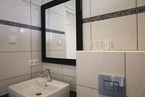 Shower, hair dryer, towels, toilet paper - Boutique garden apartment with access to pool (Willemstad)