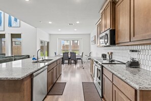 電子レンジ、オーブン、コンロ、食器洗い機