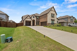 Exterior - Rooftop Bliss 4br with Crib/office Space, Free parking/AC with WiFi in Mesquite (Mesquite)
