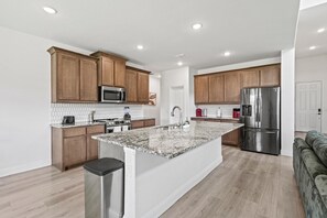 Microwave, oven, stovetop, dishwasher - Rooftop Bliss 4br with Crib/office Space, Free parking/AC with WiFi in Mesquite (Mesquite)