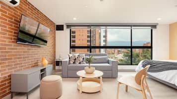 Grand Loft, City View | Living area | Smart TV