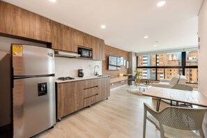 Design Loft, City View | Private kitchen | Full-size fridge, stovetop, coffee/tea maker, blender - Kyux Studios by MOME (Medellín)