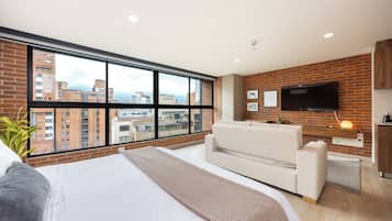 Design-loftsværelse - byudsigt | Premium-sengetøj, dundyner, pengeskab på værelset, individuelt design