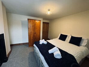 2 bedrooms, iron/ironing board, internet, bed sheets