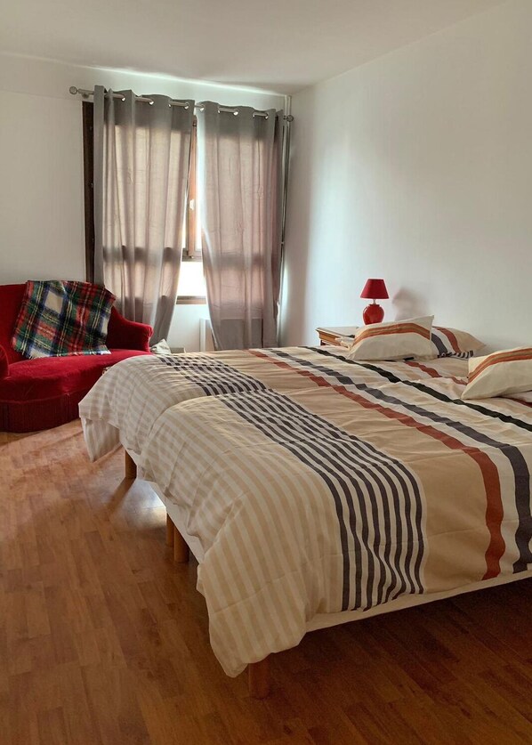 1 chambre, fer et planche à repasser, accès au Wi-Fi (inclus)