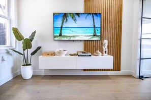 Interior - Miami styled living - Min to NYC (Edgewater)