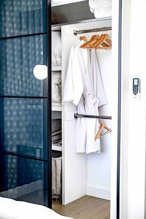Interior - Miami styled living - Min to NYC (Edgewater)
