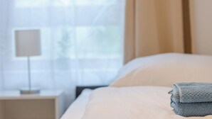 2 bedrooms, desk, iron/ironing board, WiFi (free) - Rob's Flat: Bright 3-room apartment for up to 6 people, 2 minutes to the S-Bahn (Weil der Stadt)