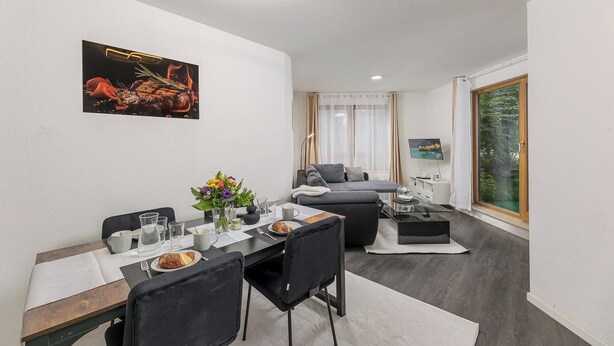 Smart TV - Rob's Flat: Bright 3-room apartment for up to 6 people, 2 minutes to the S-Bahn (Weil der Stadt)