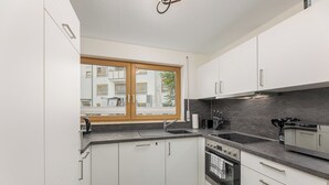 Coffee/tea maker, fridge, microwave, oven - Rob's Flat: Bright 3-room apartment for up to 6 people, 2 minutes to the S-Bahn (Weil der Stadt)