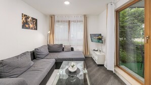 Smart TV - Rob's Flat: Bright 3-room apartment for up to 6 people, 2 minutes to the S-Bahn (Weil der Stadt)