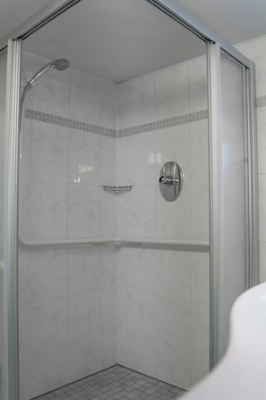 Regadera, secadora de cabello, toallas, jabón