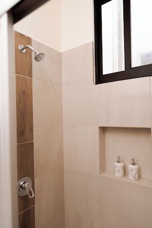 Dusj, hårføner, håndklær og såpe