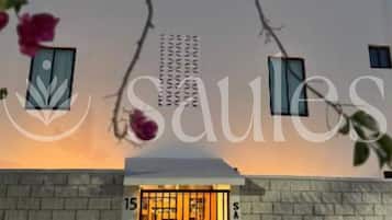 Vista frontal de la propiedad por la tarde o noche