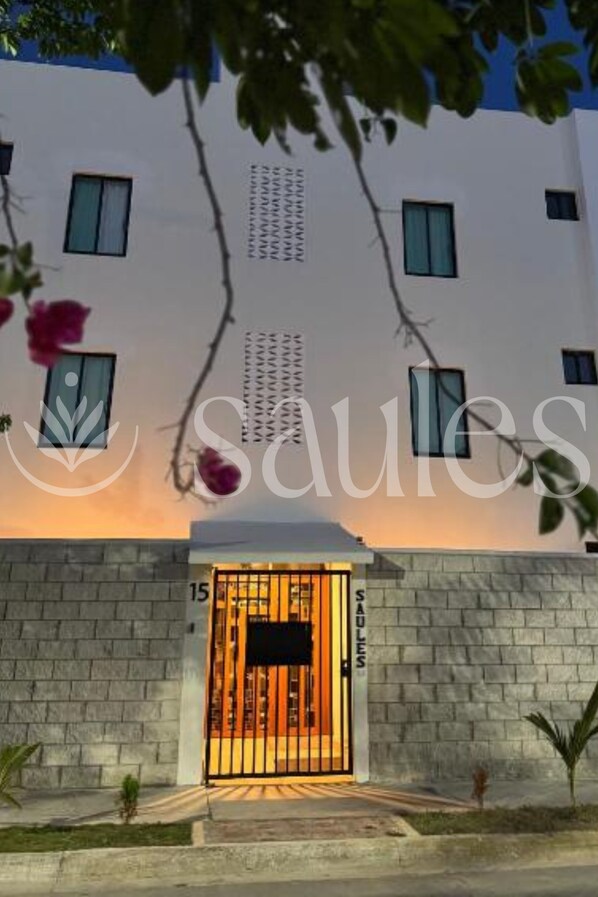 Front of property - evening/night - Saules Sueño  (Cancún)