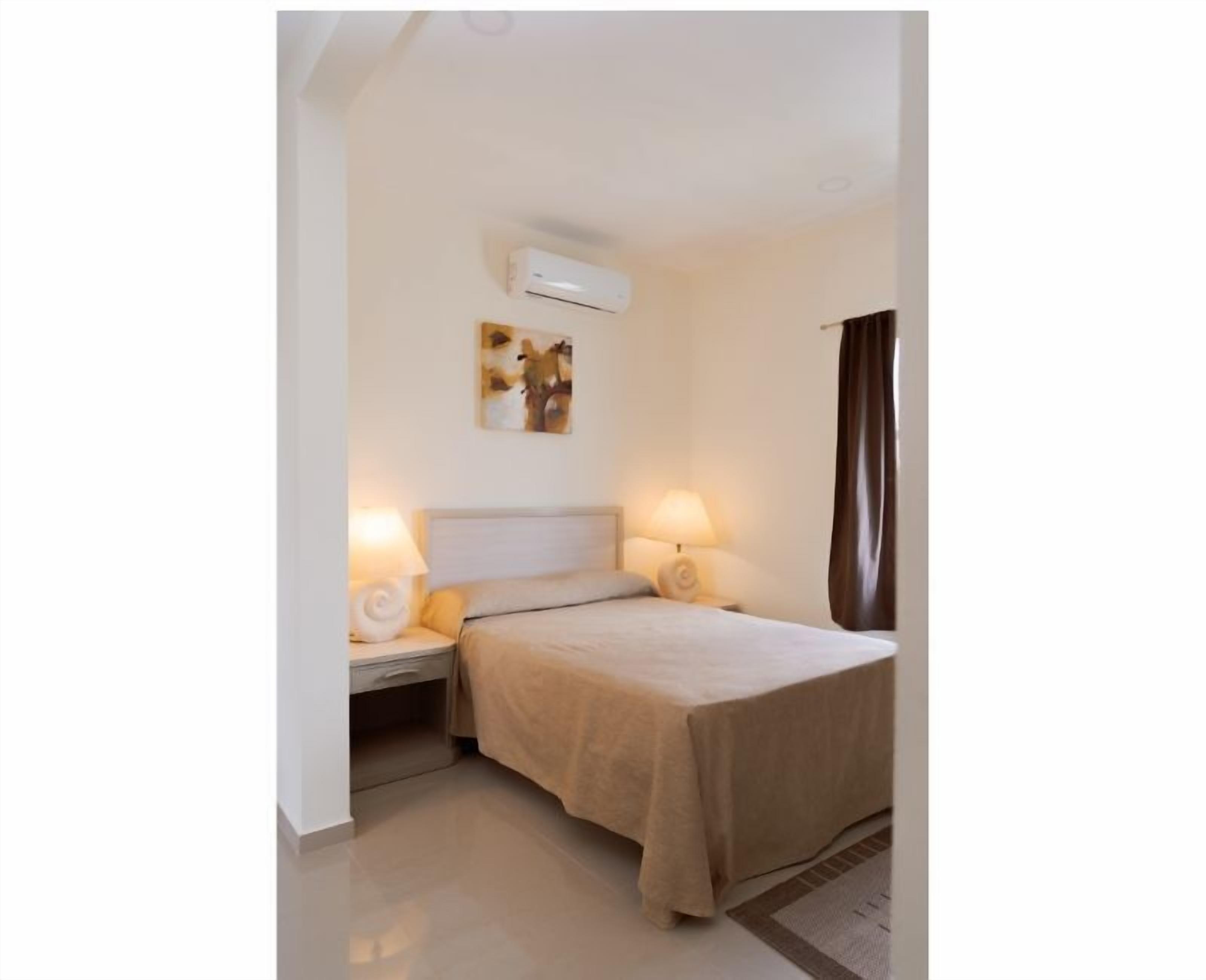 Chambre Confort double, vue sur la ville | Coffre-fort, système d’insonorisation, accès au Wi-Fi (inclus)