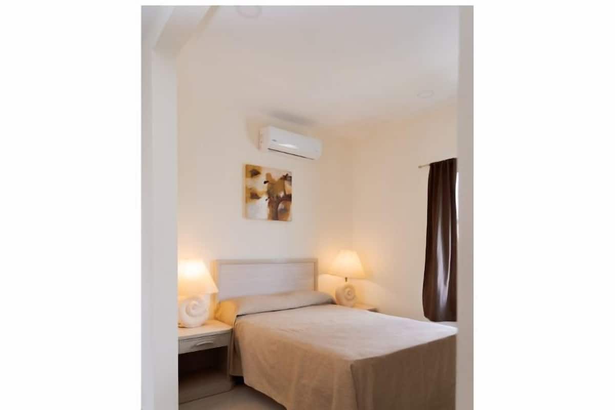 Chambre Confort double, vue sur la ville | Coffre-fort, systĂšme dâinsonorisation, accĂšs au Wi-Fi (inclus)