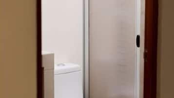 Quarto casal conforto, vista para a cidade | Banheiro | Chuveiro, secador de cabelo, toalhas de banho, sabonete